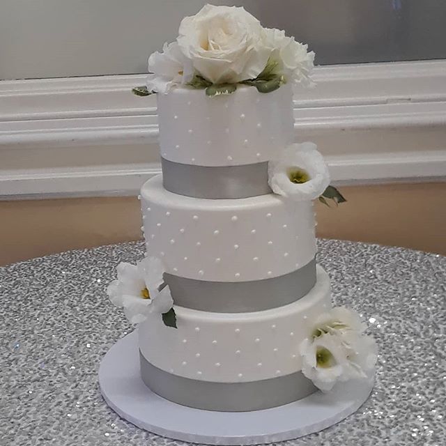 Custom decorated cake by Fancy Cake Bakery